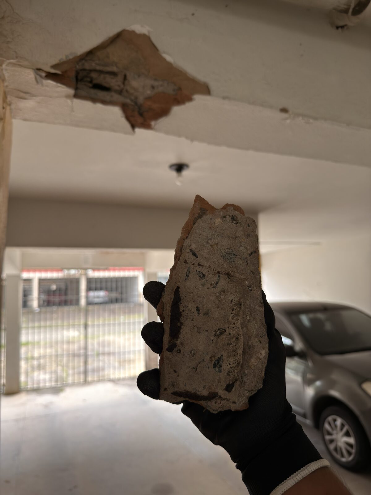 Corrosão de armaduras em áreas comuns de condomínio na orla — vista 1