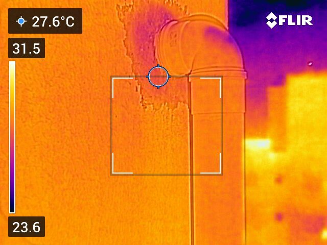 Infiltrações internas rastreadas até falha de impermeabilização na cobertura — vista 3