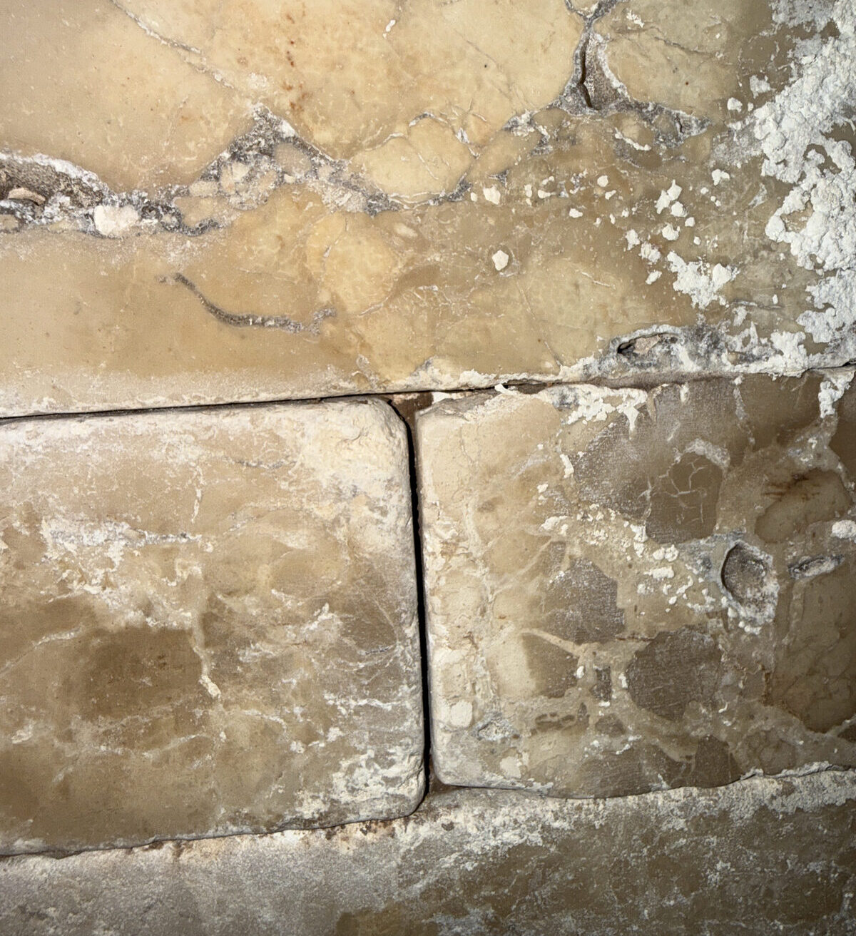 Infiltração recorrente em fachada de apartamento em edifício recente — vista 4