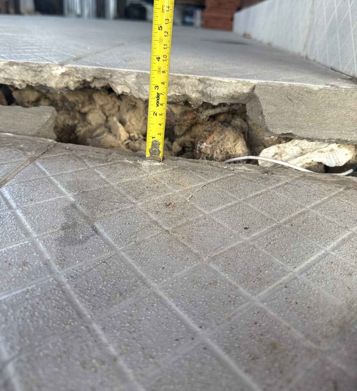 Recalque e fissuração em contenção de terreno comercial — vista 1