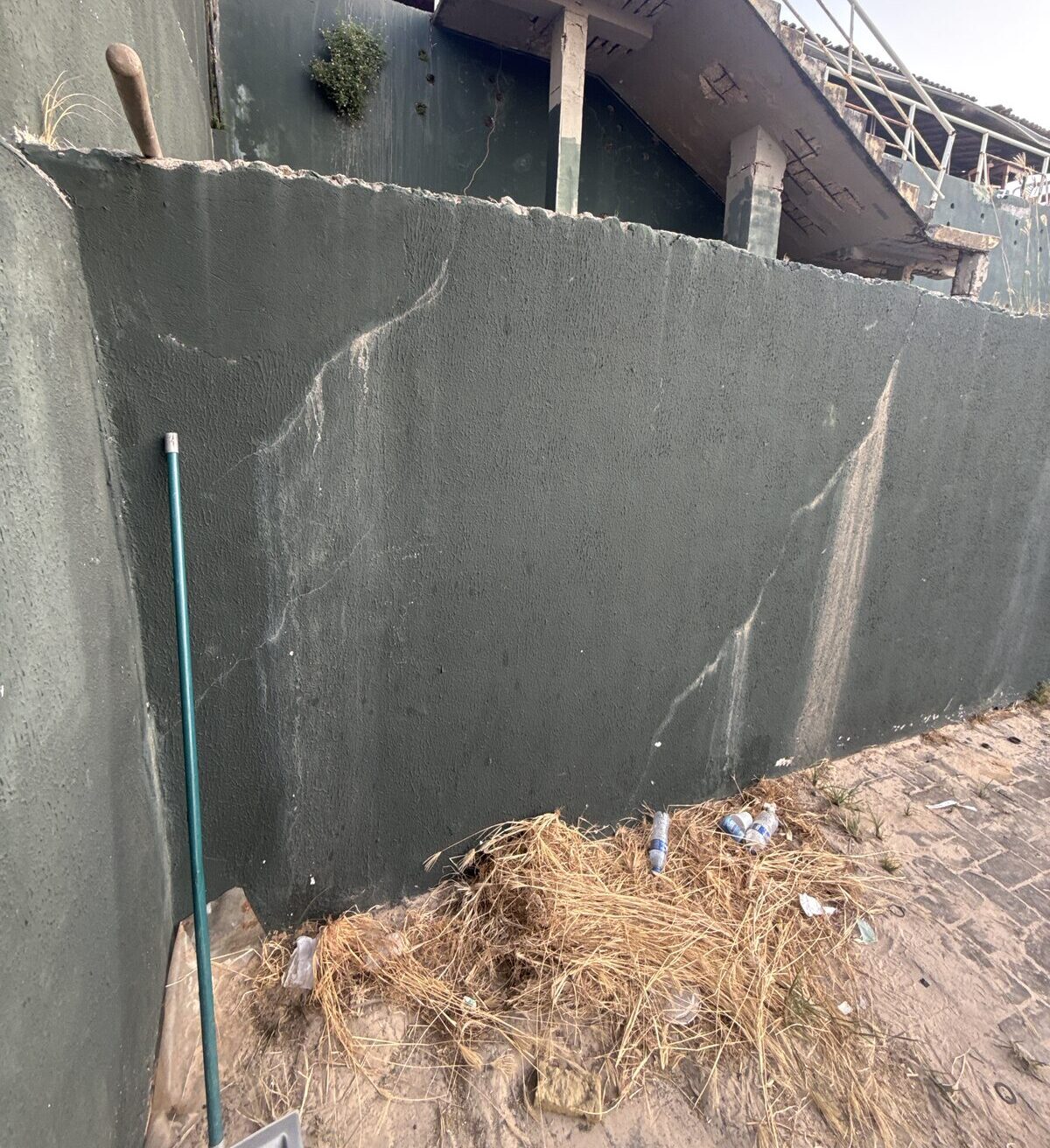 Recalque e fissuração em contenção de terreno comercial — vista 3